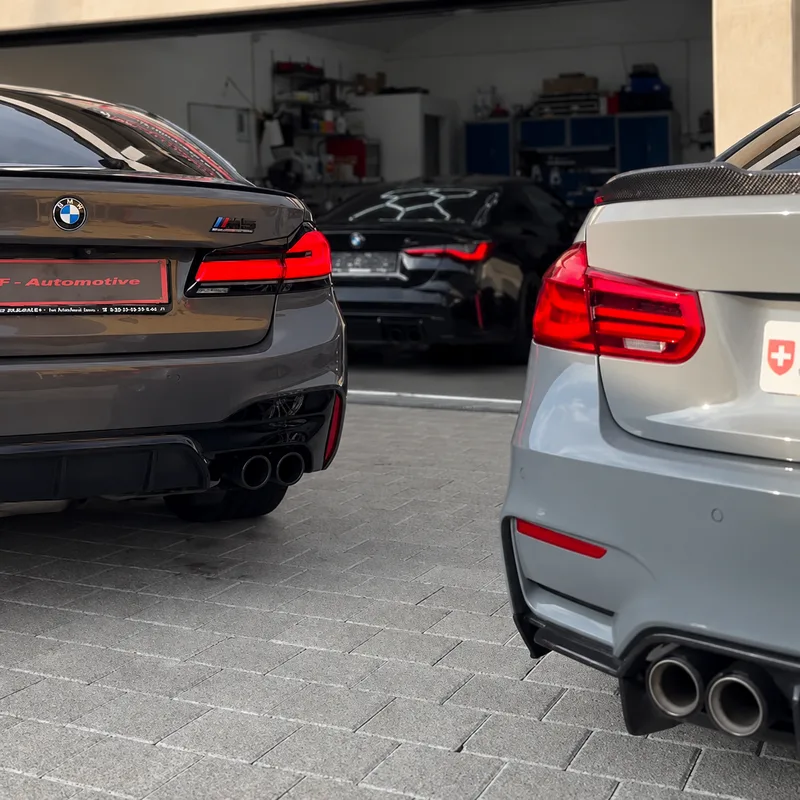 BMW Fahrzeuge vor der Werkstatt