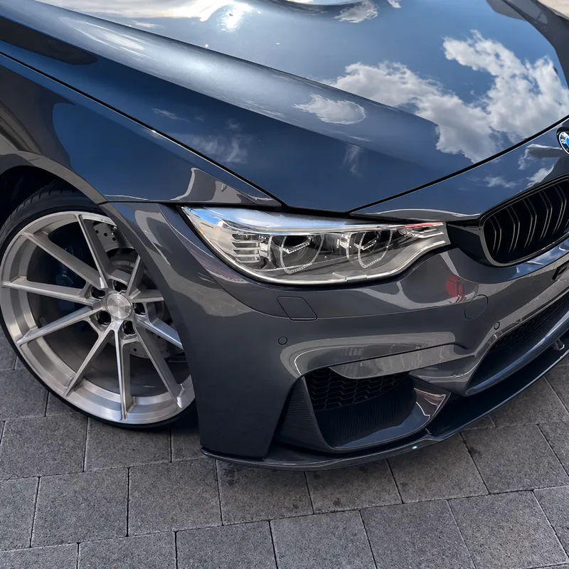 Front und Felge eines blauen BMW