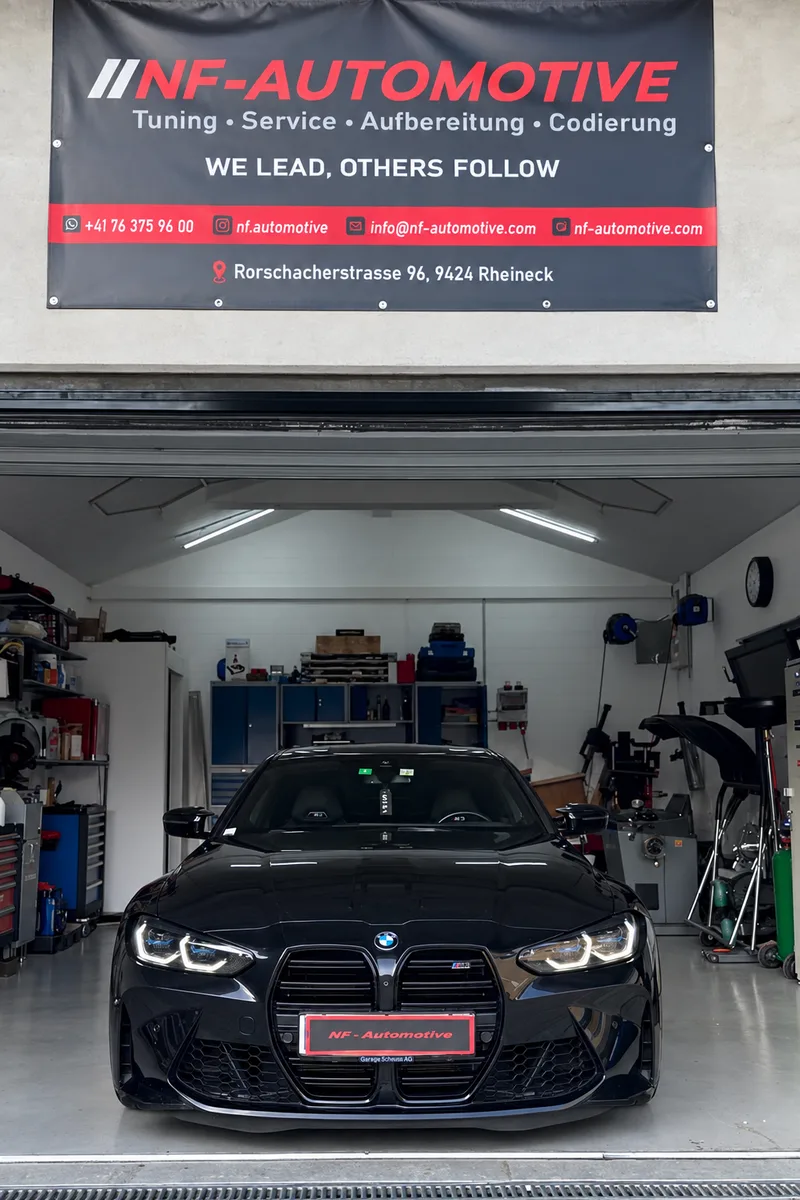 Fahrzeug vor der NF-Automotive Werkstatt