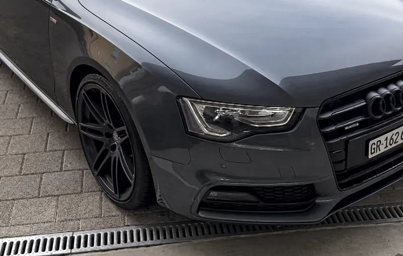 Grauer Audi mit schwarzen Felgen
